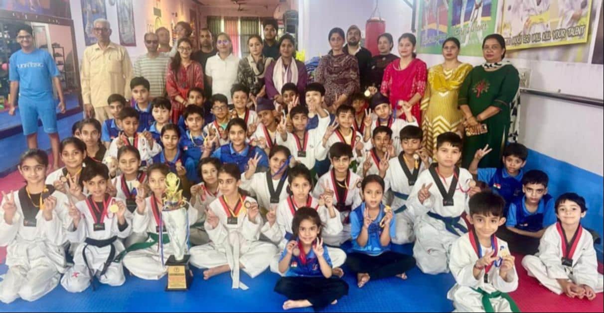 कुरुक्षेत्र। पदक विजेता खिलाड़ियों के साथ उनके शिक्षक। स्वयं