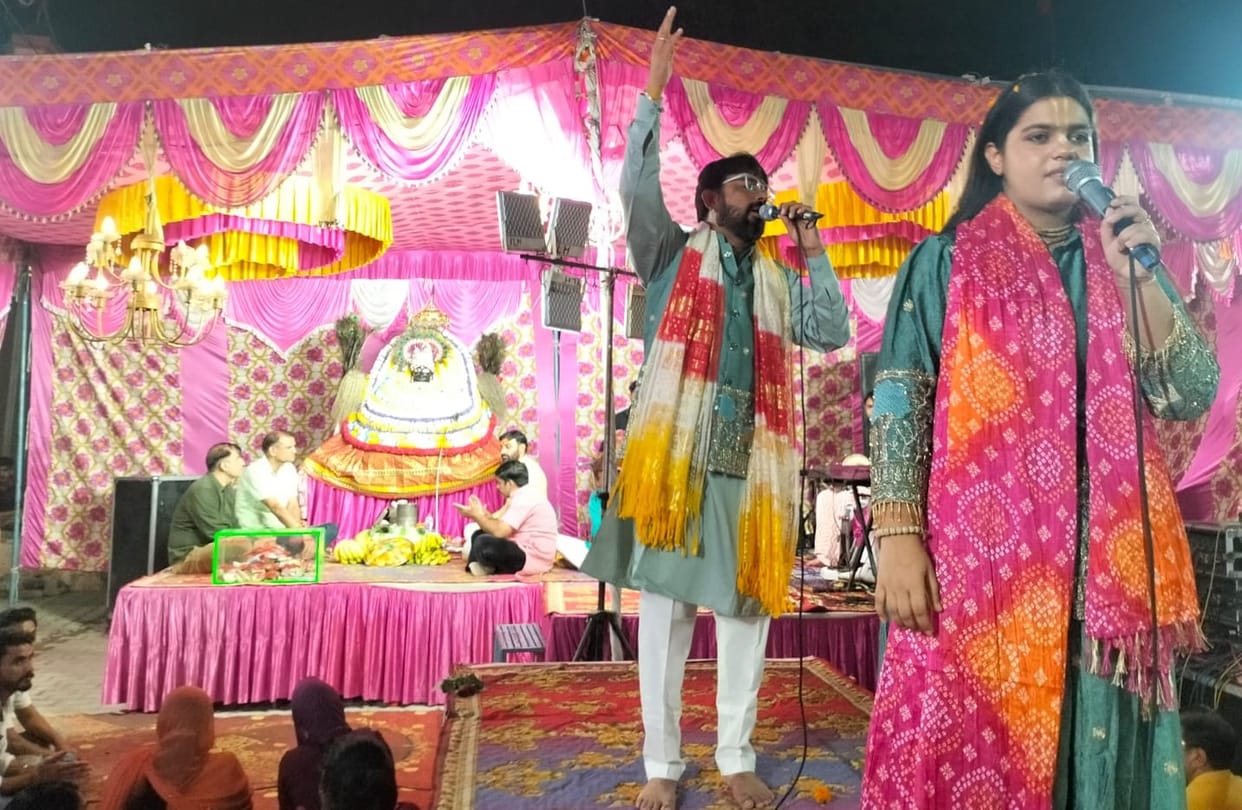 At whose doorstep this world bows... Shyam devotees danced on the hymn.