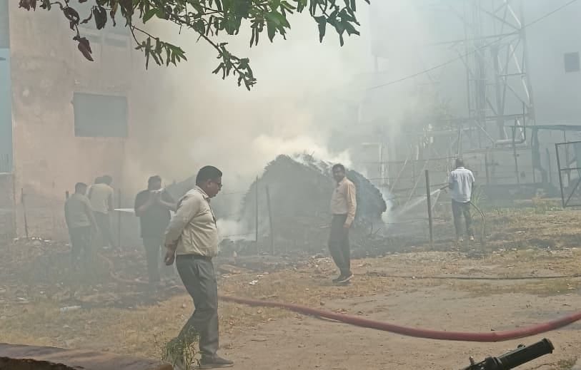 A massive fire broke out in Shantinagar, straw worth lakhs burnt to ashes.