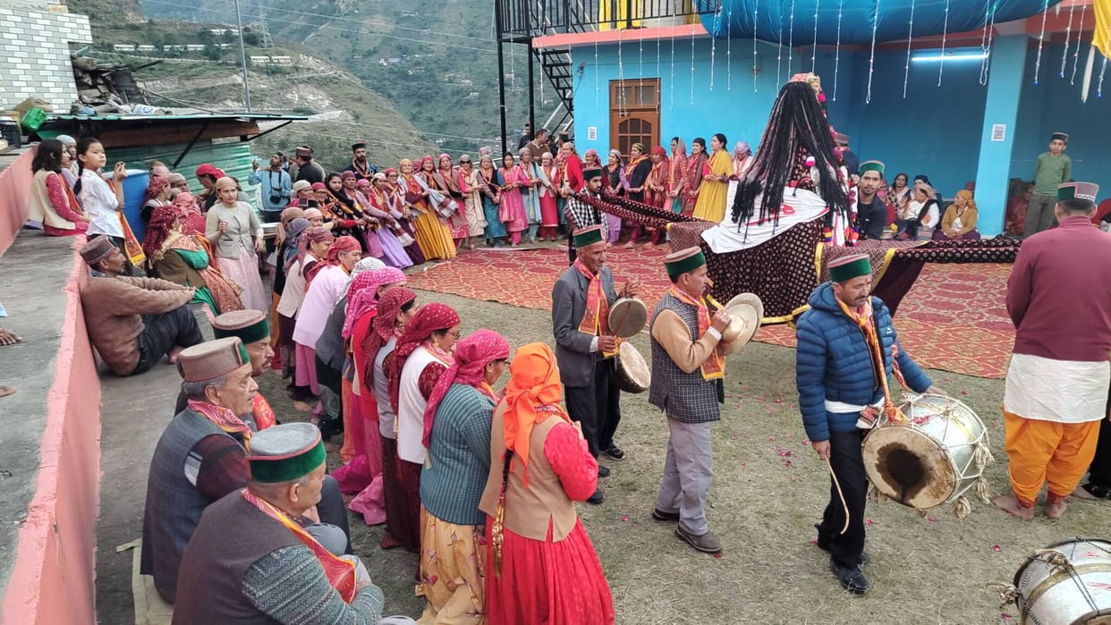 Grand welcome to brother-in-law and nephews with musical instrument