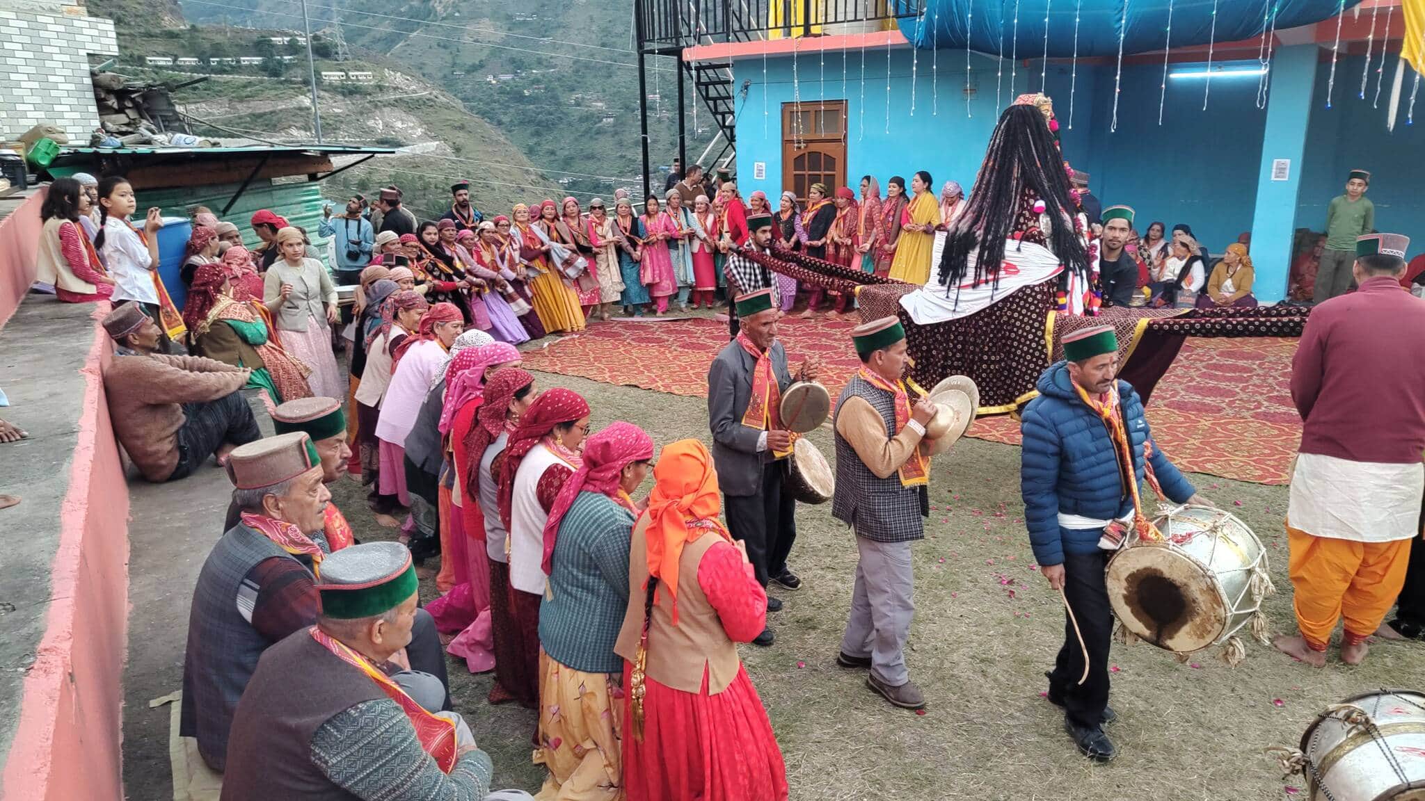 कोटला में आयोजित ब्रह्मभोज में नाटी डालते ग्रामीण। संवाद