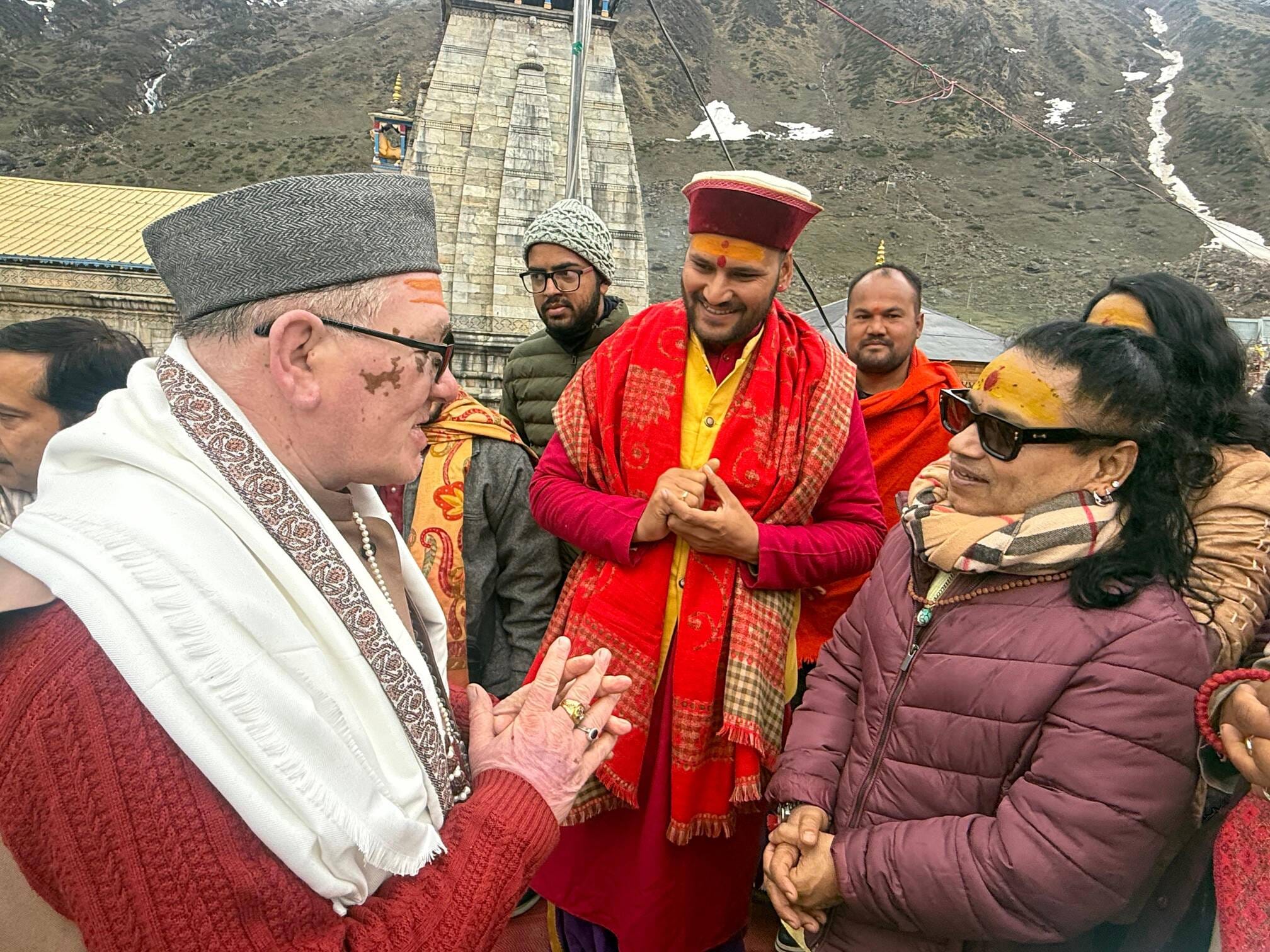 केदारनाथ में तीर्थ पुराहितों से बातचीत करते सूफी गायक कैलाश खेर। स्रोत समिति