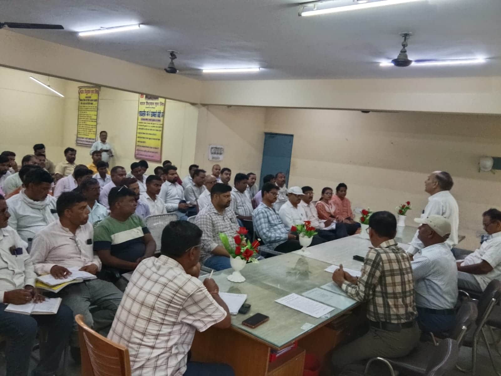 खंभारखेड़ा मिल में गन्ना सर्वेयरों को प्रशिक्षण देते विशेषज्ञ, स्रोत मिल प्रबंधन
