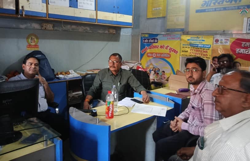 खानपुर गैस एजेंसी पर जांच करते अधिकारी। संवाद