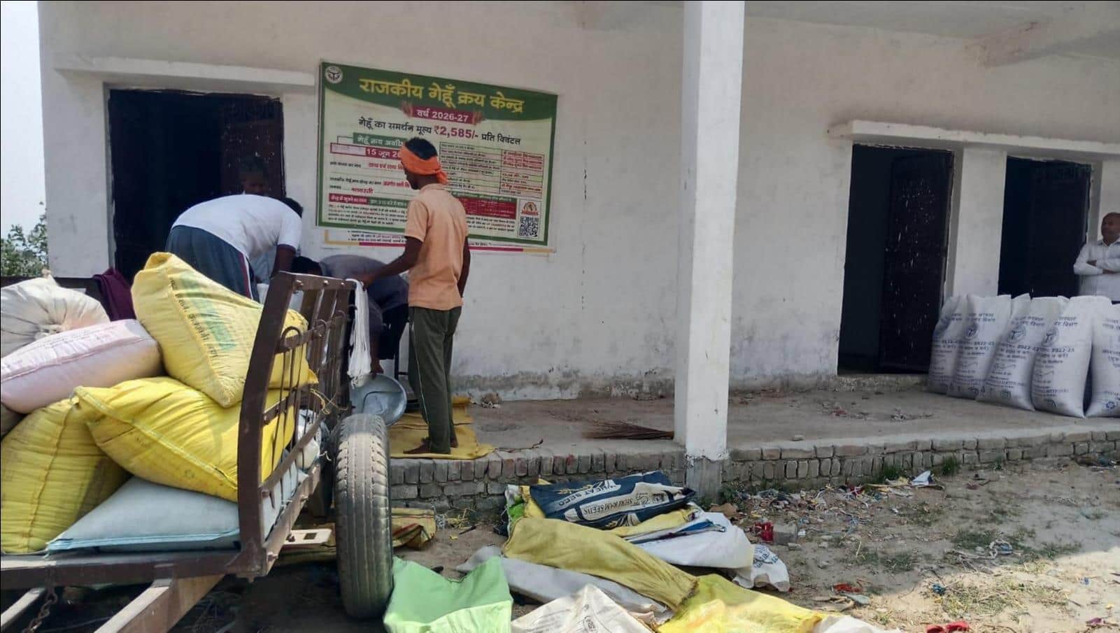 खरगौरा बस्ती क्रय केंद्र पर तौल करते किसान।
