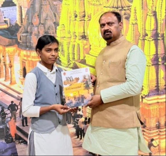 Geetanjali Gaur receives 15,000 rupees award from Lalit Law Academy