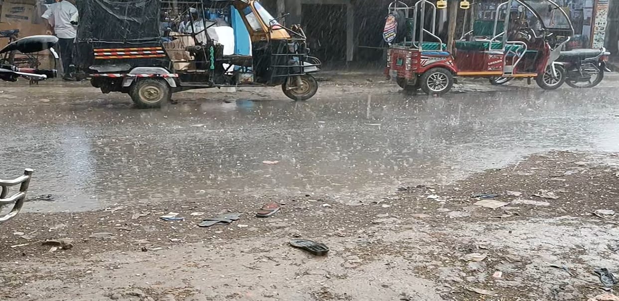 Changed weather... Rain and hail in the border area, fog in the city