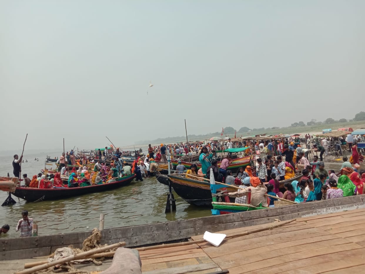 2 days ago, the DM gave instructions in the water... 25 people were seated on a boat.