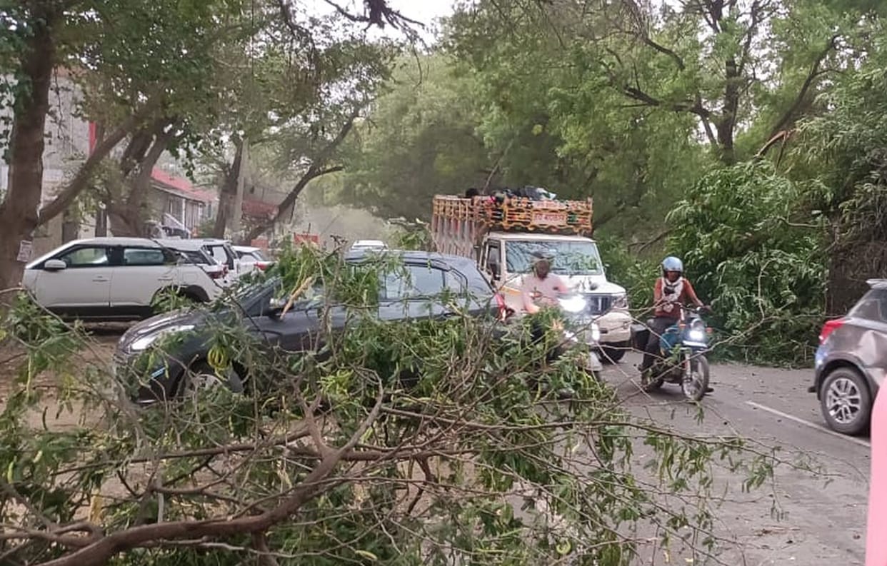 Rain and hail fell, houses damaged
