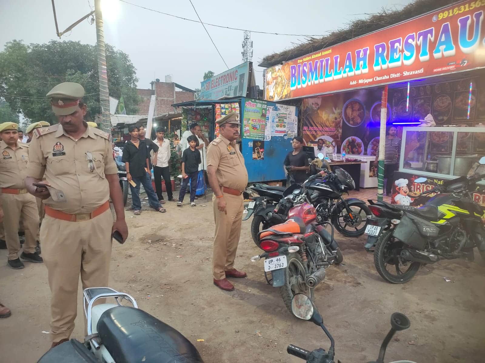 मिर्जापुर चौराहे पर अतिक्रमण हटवाते पुलिसकर्मी।