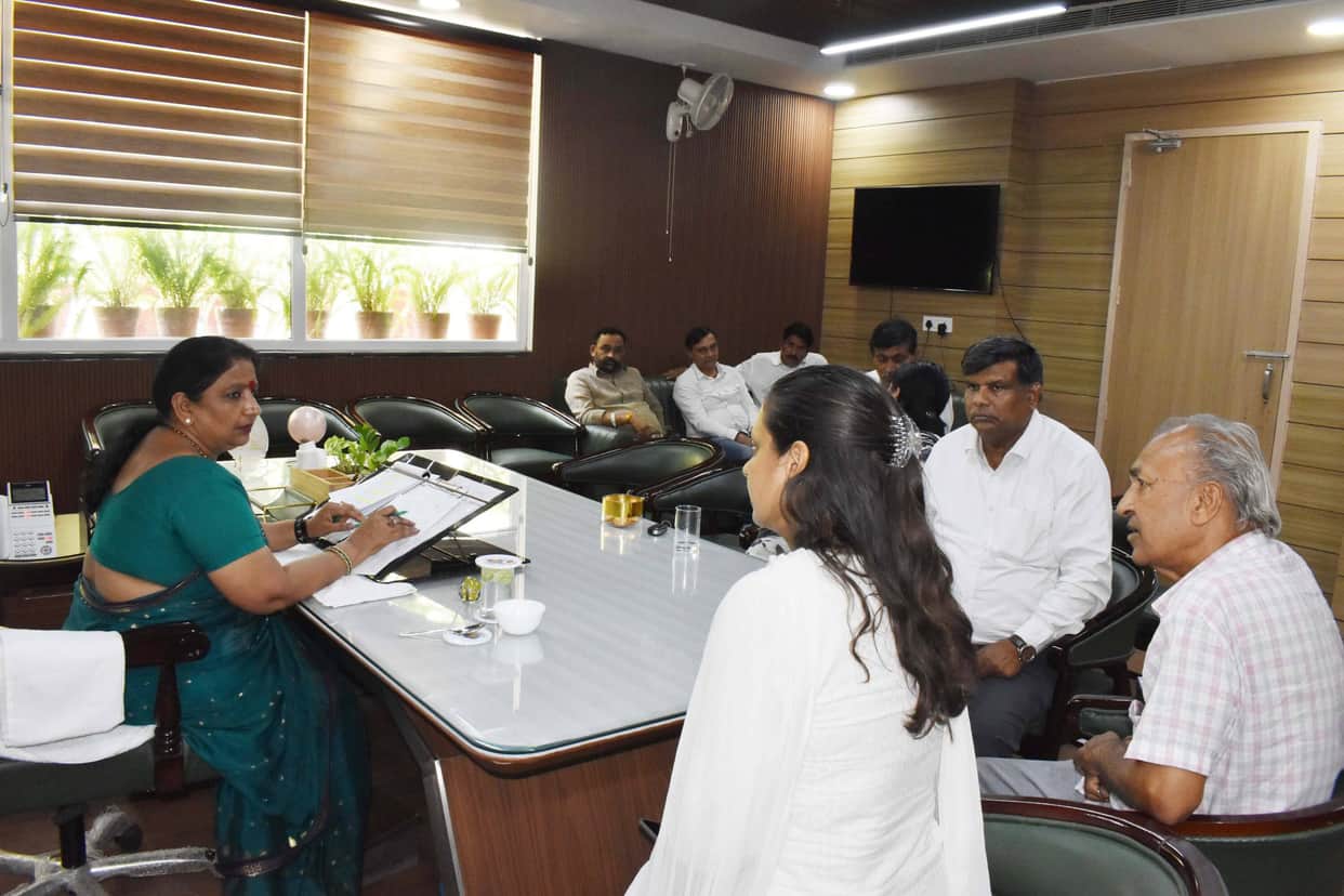 The mayor listened to the problems and resolved them.