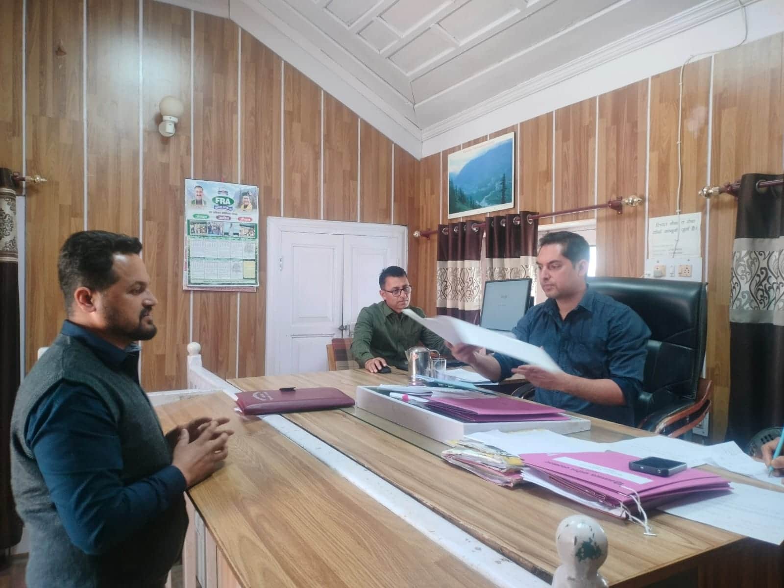 नगर पंचायत चौपाल में नामांकन पत्र दाखिल करते हुए संजीव। संवाद