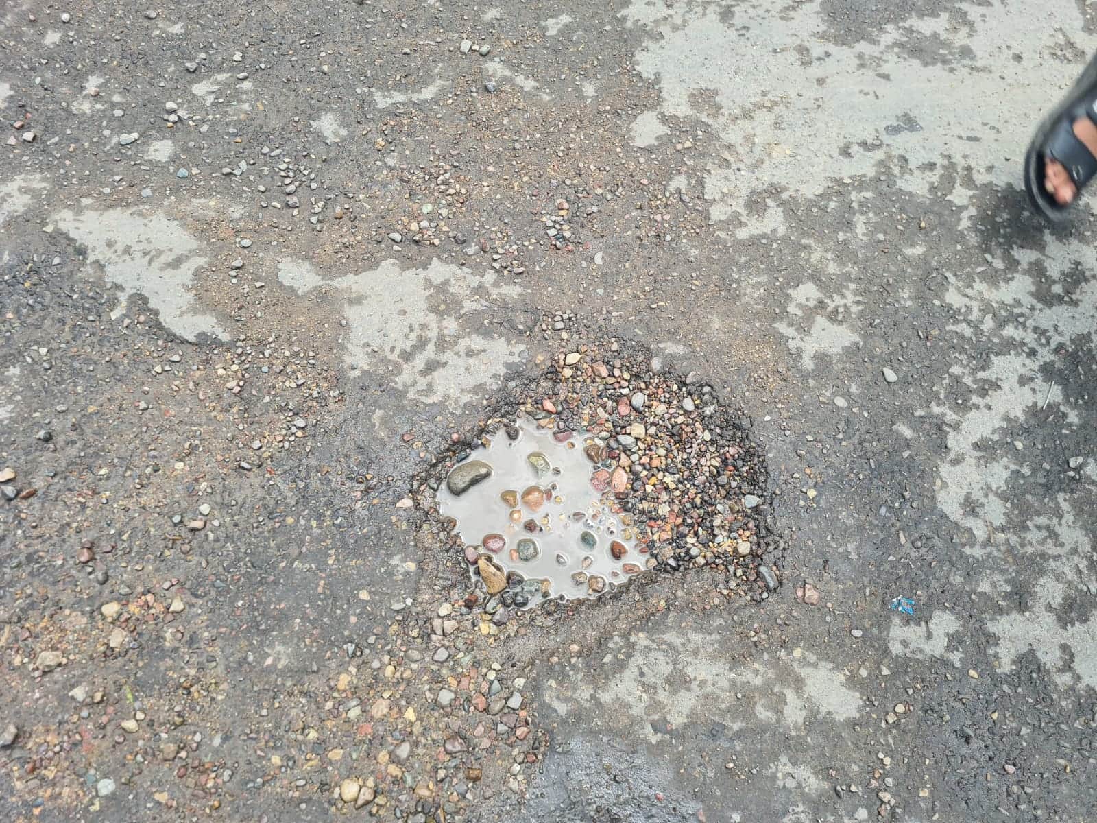 नादौन बस अड्डा के नजदीक पैच वर्क उखड़ने से बना गड्ढा। संवाद