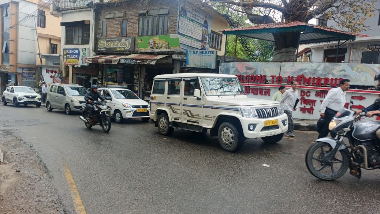Traffic jams became common... People were troubled by traffic jams and horns on the main roads of Hamirpur market throughout the day.