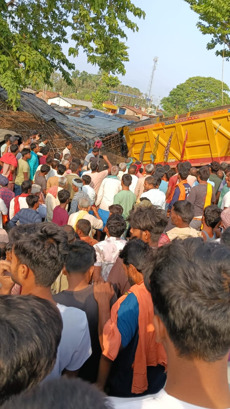 Bihar: बिहार में भीषण सड़क हादसा, गिट्टी लदा ट्रक ऑटो पर पलटा, CISF जवान समेत 3 की मौत