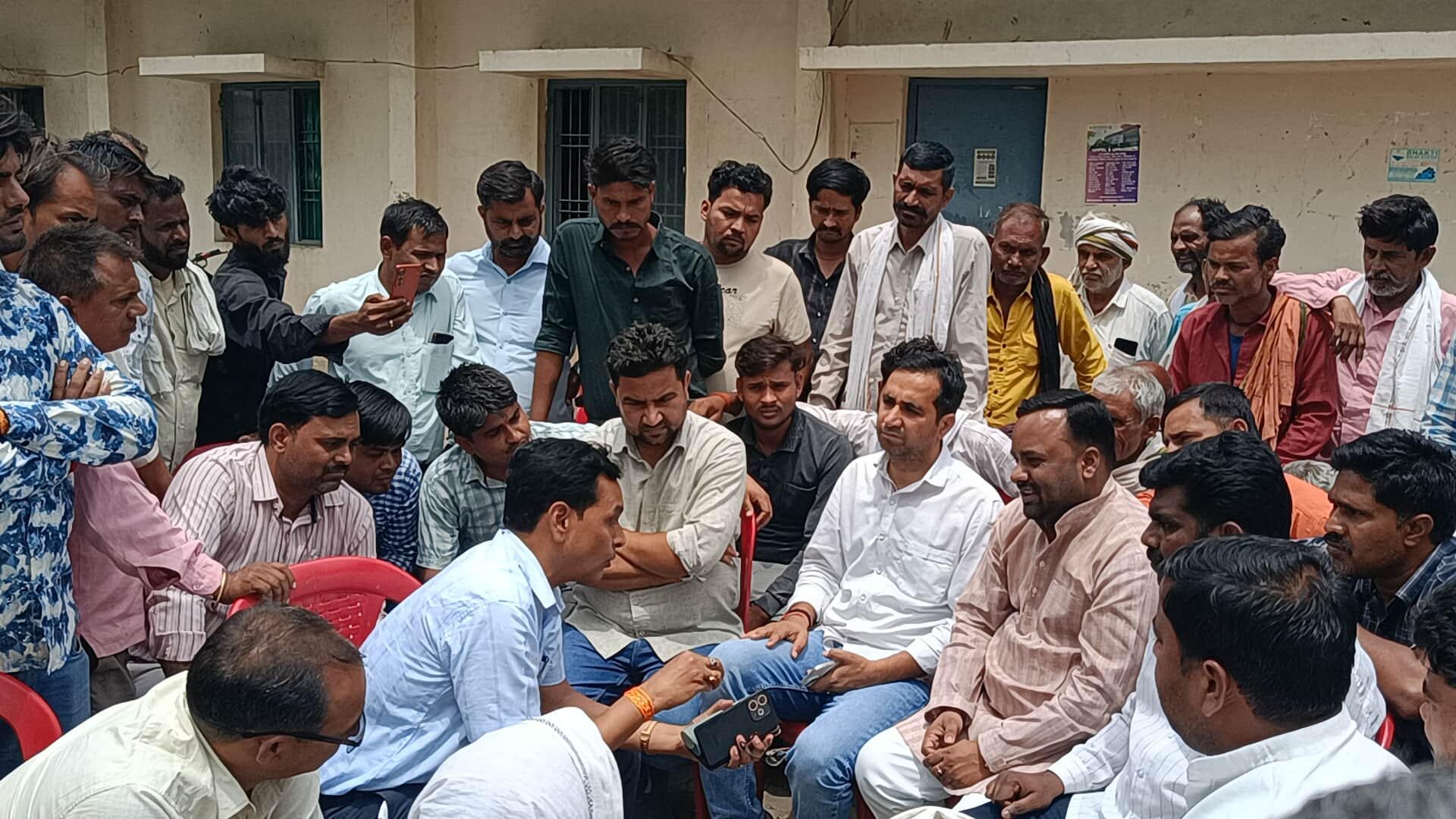 ओढ़पुरा बिजलीघर पर रालोद के पदाधिकारी को समझाते अधिशासी अभियंता। संवाद