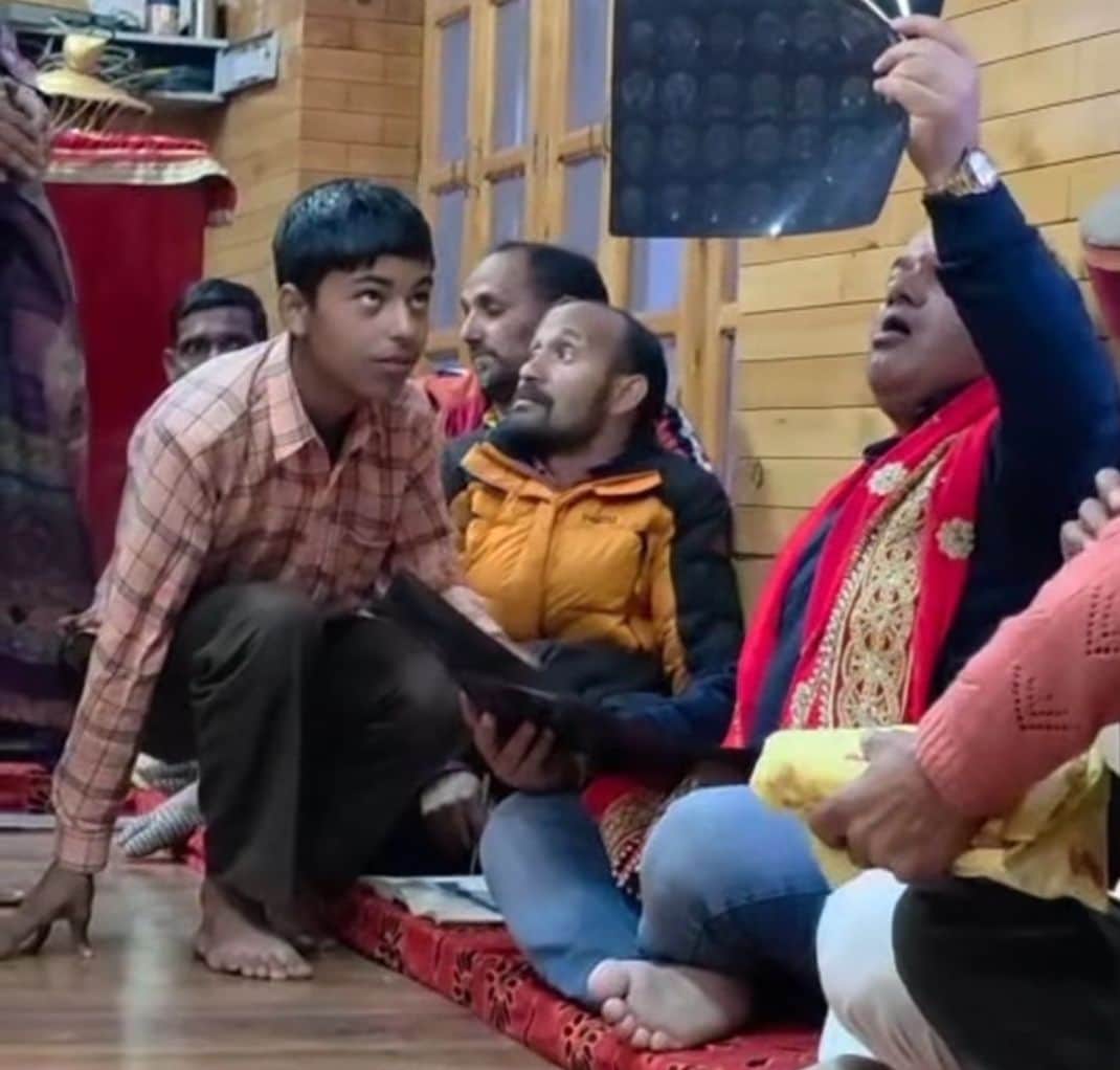 पांगी दौरे पर मरीजों को जरूरी चिकित्सी परामर्श देते विधायक डॉ. जनकराज।