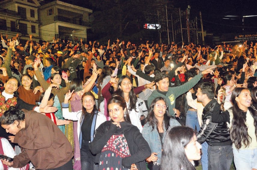 The audience danced to Ramesh's songs at the Peepal Jatra fair.