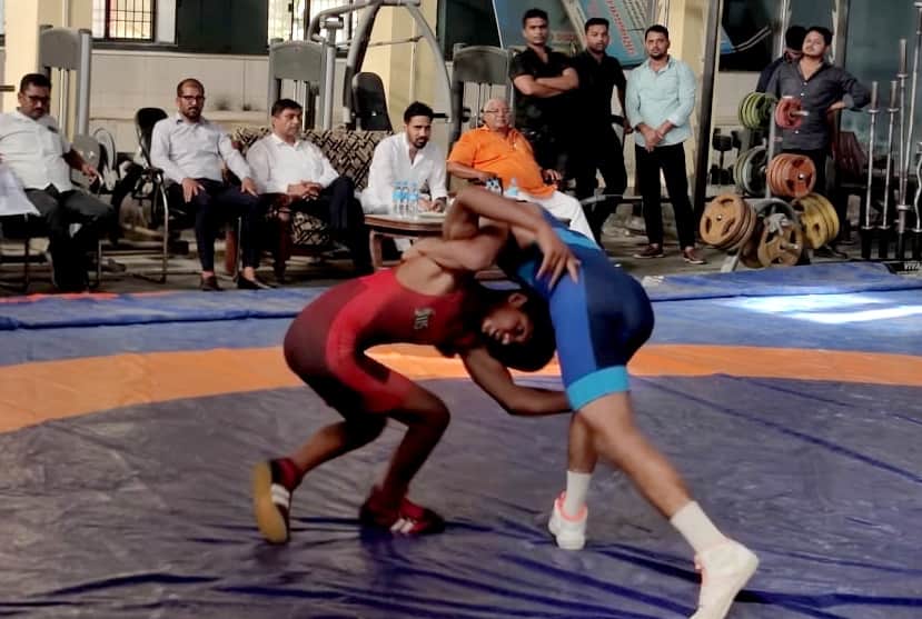 प्रथम ओलंपिक स्पोर्ट्स कार्निवाल 2026 के अंतर्गत कुश्ती प्रतियोगिता में प्रतिभाग करते खिलाड़ी।