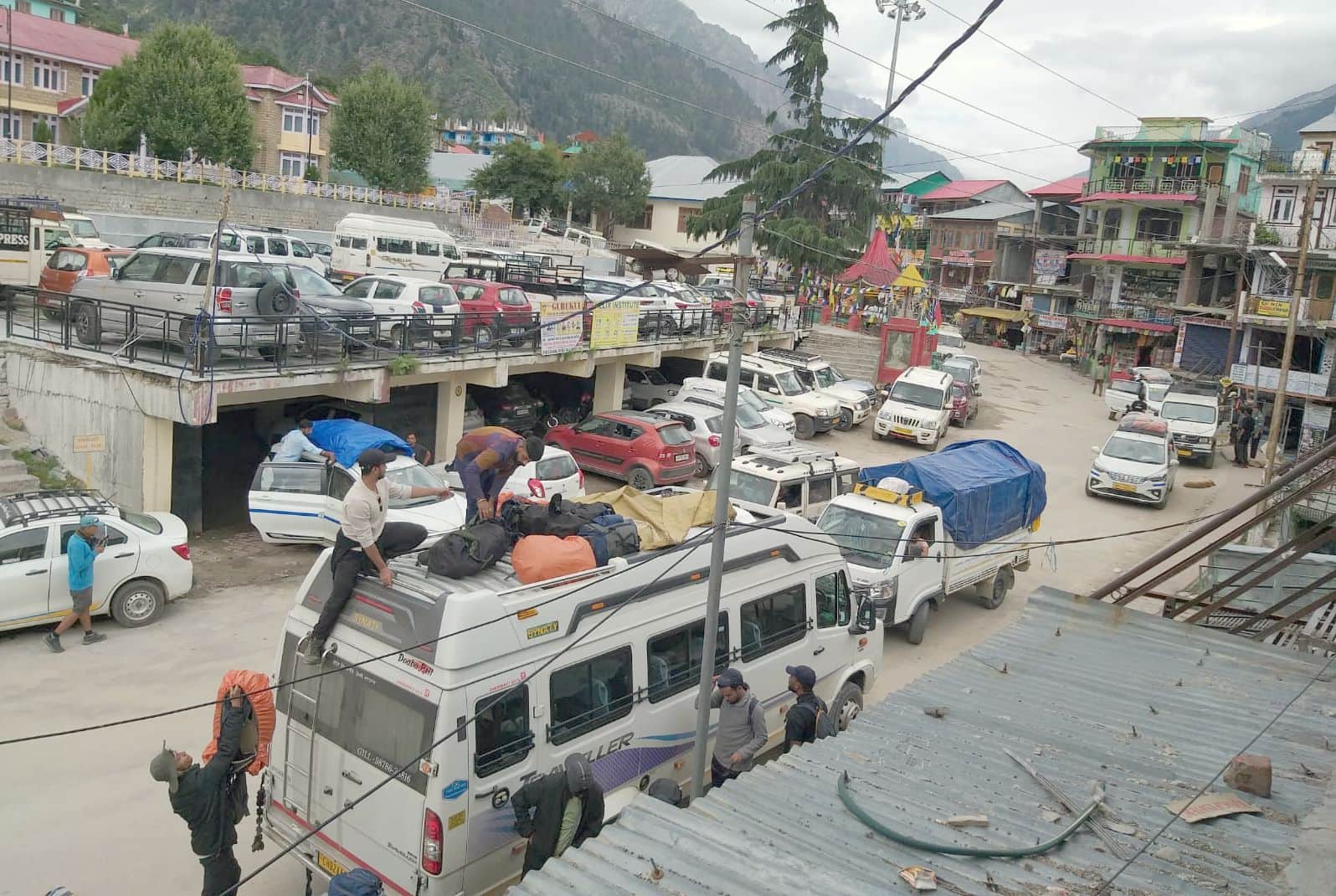 पर्यटन स्थल सांगला में पार्किंग की कमी से जाम की बनी समस्या। संवाद