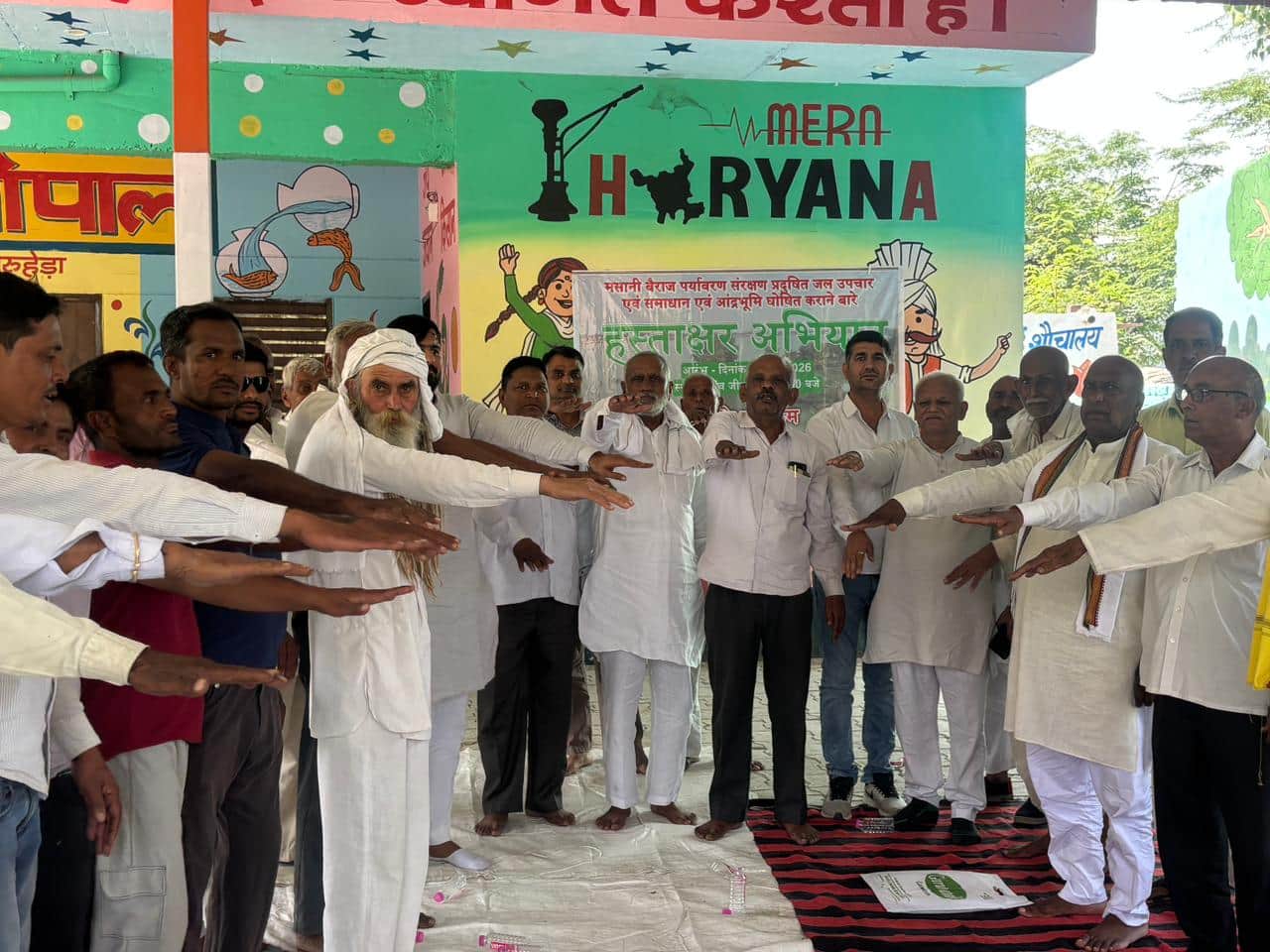 पर्यावरण बचाने की शपथ लेते ग्रामीण। संवाद