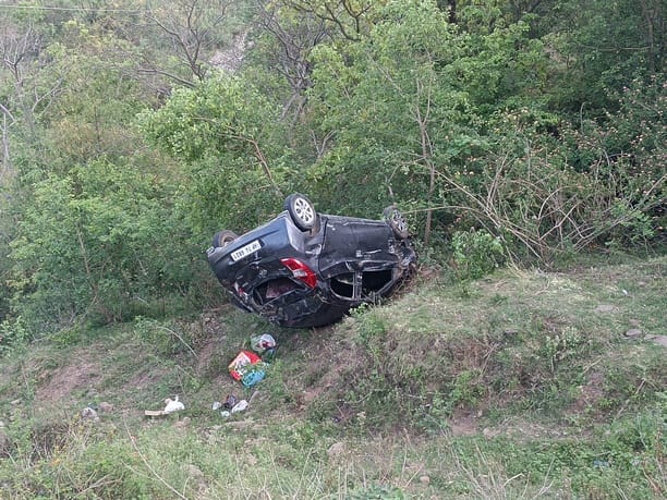 A car fell into a ditch in Khedi near Paonta, four seriously injured were referred to Hamirpur.