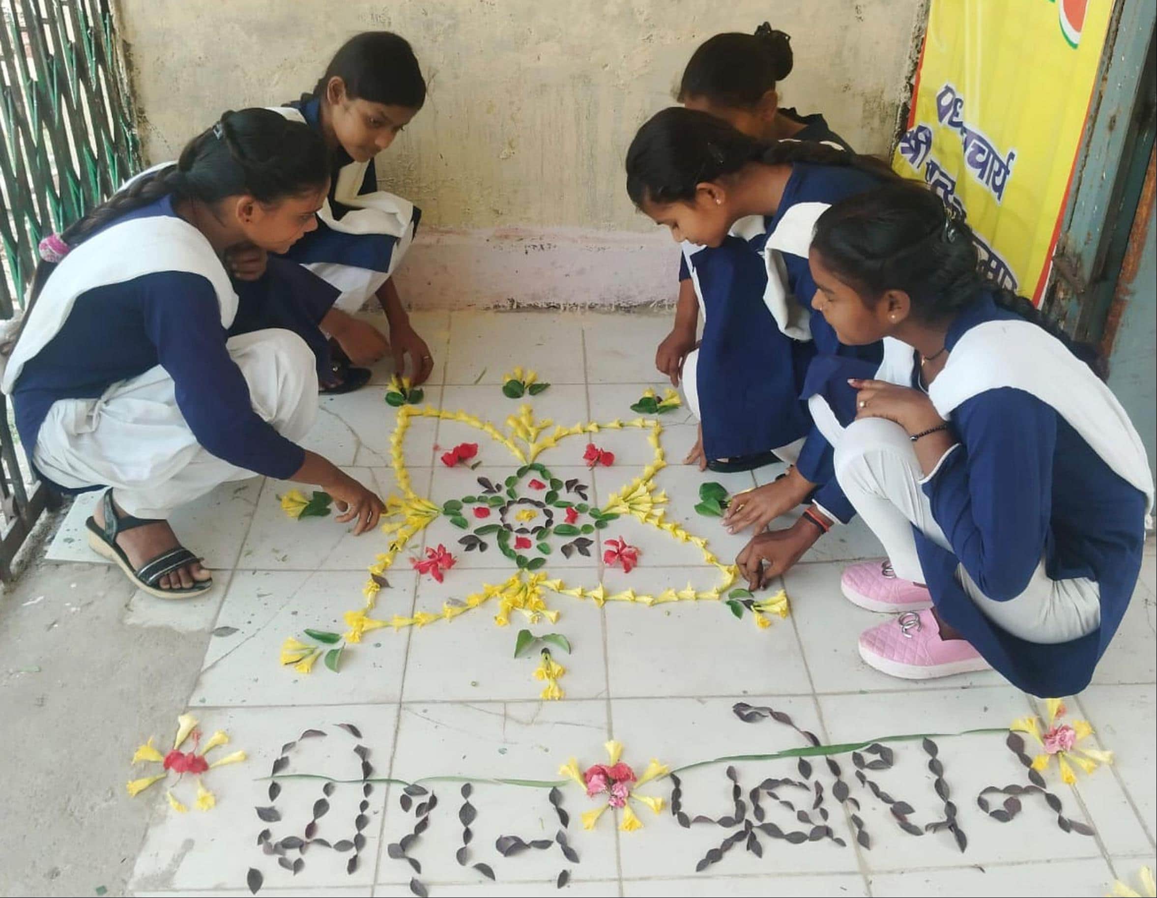 राजकीय हाईस्कूल सवितापुर में हुई प्रतियोगिता में रगोलीं बनातीं छात्राएं। स्रोत: विद्यालय