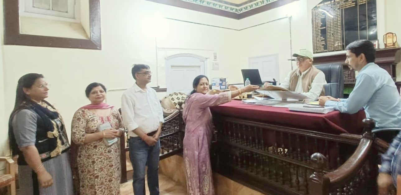 रामपुर नगर परिषद के वार्ड 4 से पूर्व पार्षद स्वाति बंसल ने भरा नामांकन। संवाद