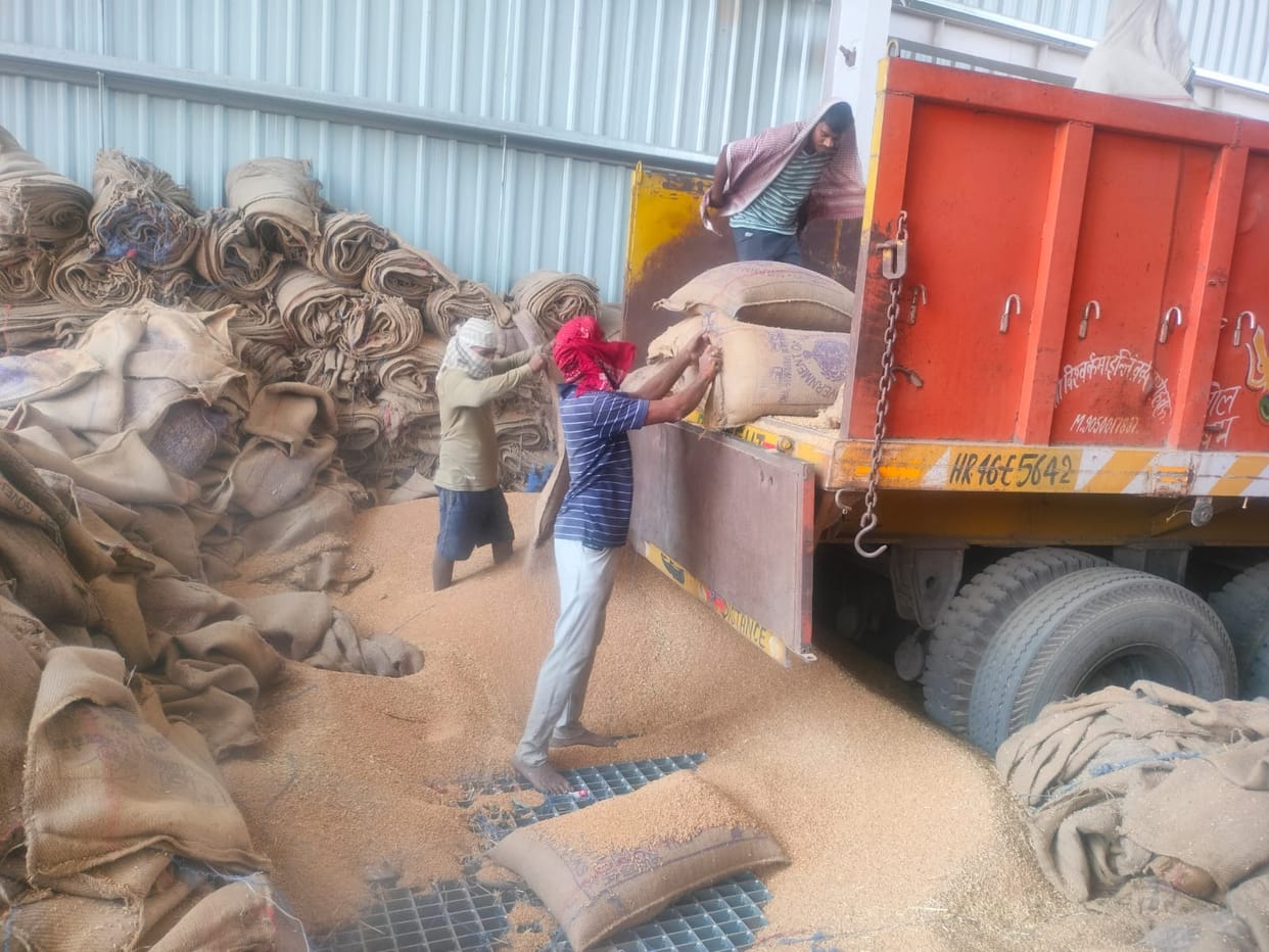 10 lakh bags could not be lifted from the grain market