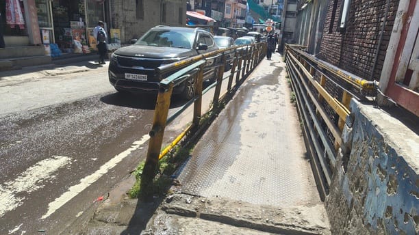 Thousands of liters of water are being wasted daily due to broken pipes in Solan city.