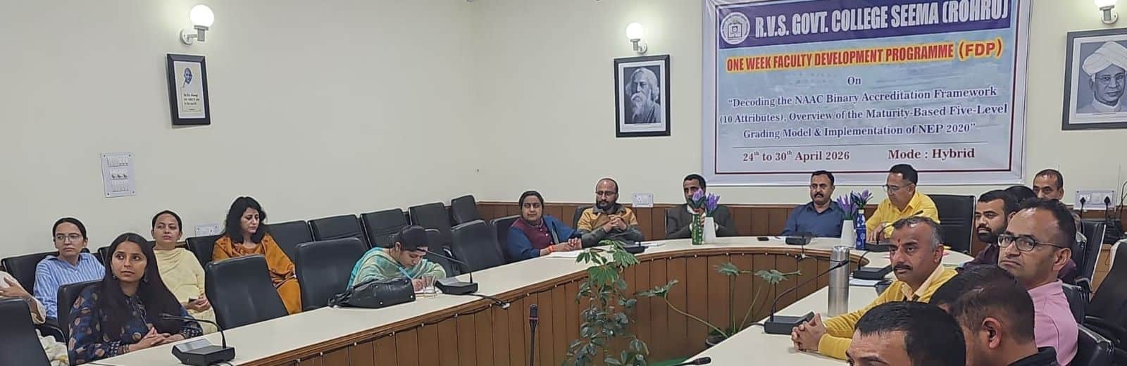 सीमा कॉलेज रोहड़ू में फैकल्टी डेवलपमेंट प्रोग्राम में मौजूद शिक्षक। स्रोत : कॉलेज प्रबंधन