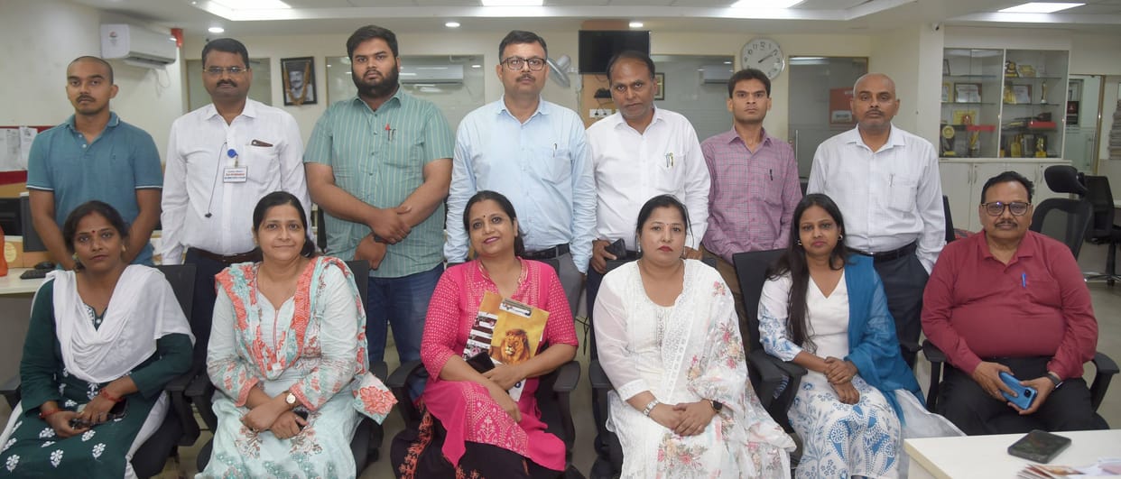 An independent committee should be formed to determine fees in private schools, with parents also involved.