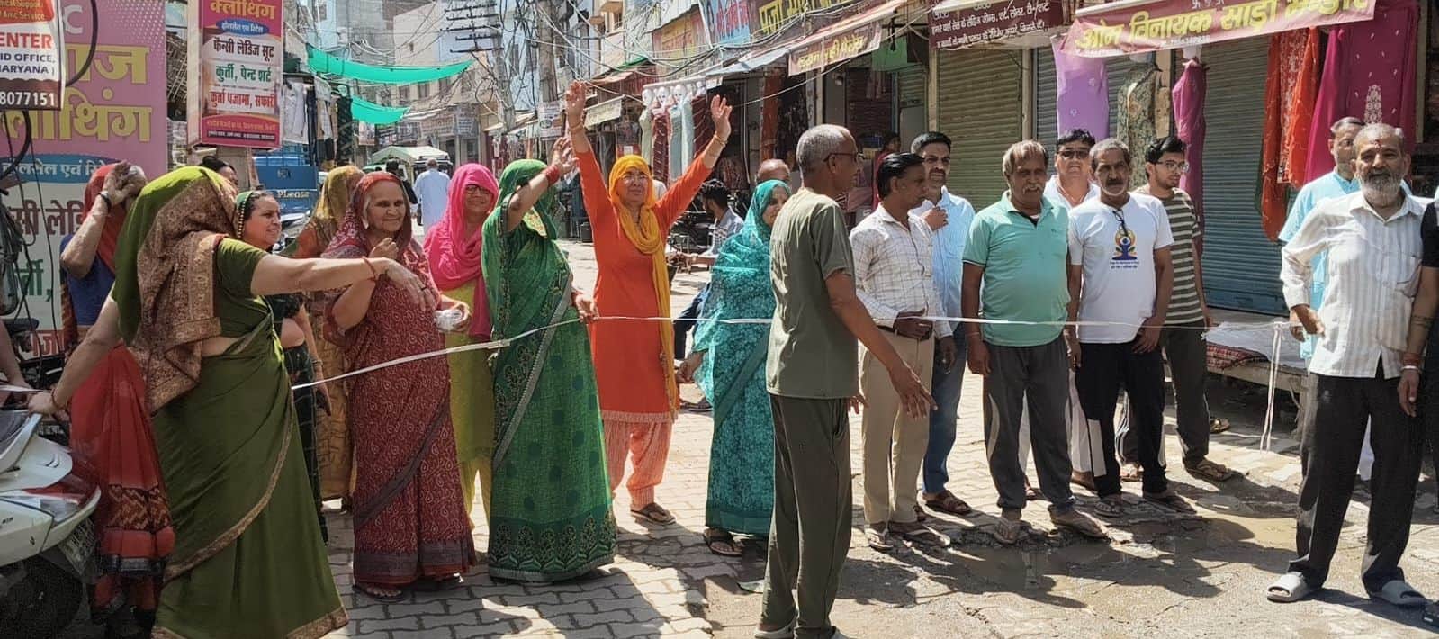 शहर के  बिचला बाजार में पेयजल संकट को लेकर रोष जताते क्षेत्रवासी।