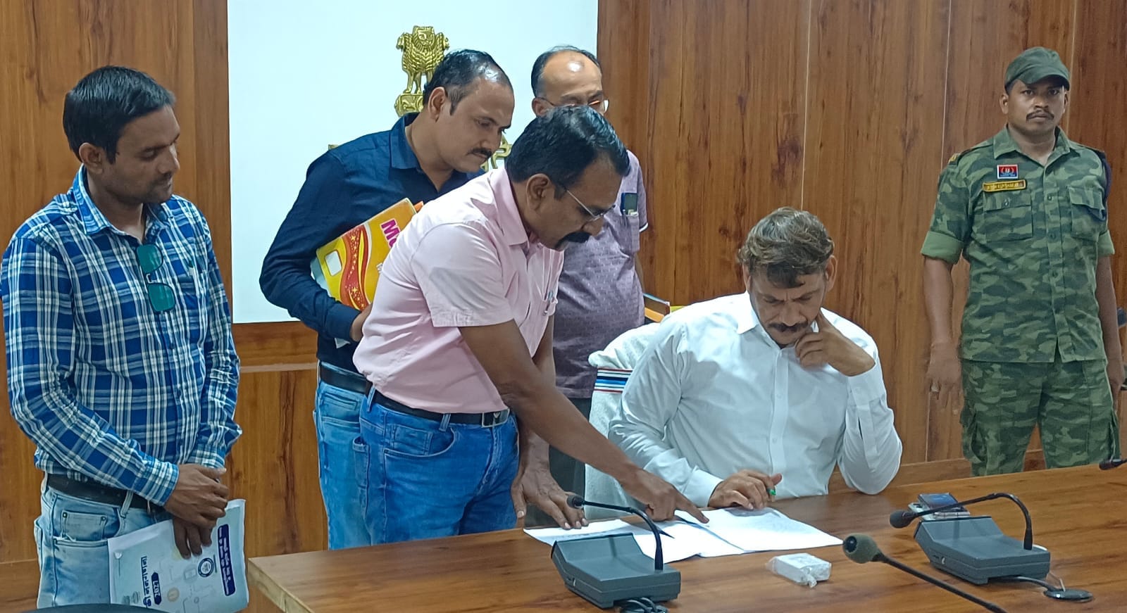 शिक्षकों ने कलेक्टर से मुलाकात की