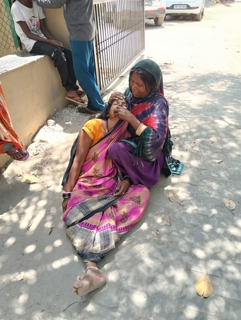The wife fainted after seeing her husband's dead body and said, "We don't even know about Vinod."