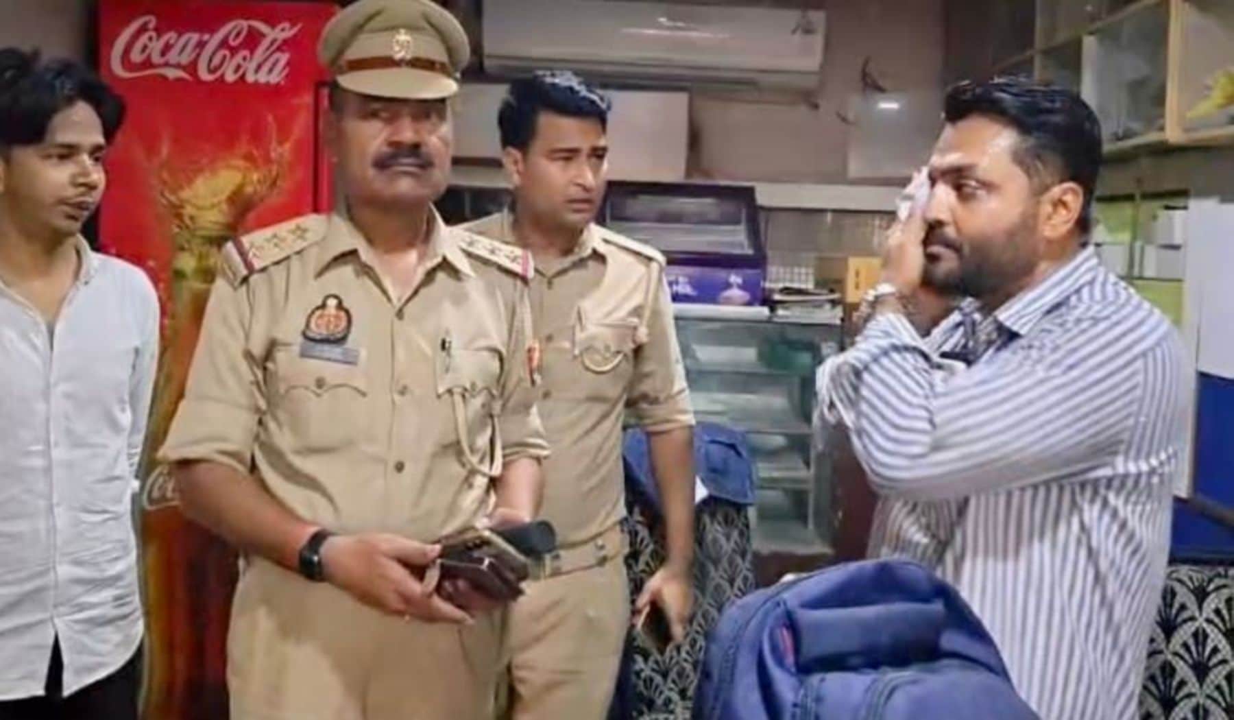 टूंडला में पुलिस द्वारा  होटल की लिफ्ट में से निकाले डॉ चंद्रपाल यादव जानकारी देतेसंवाद