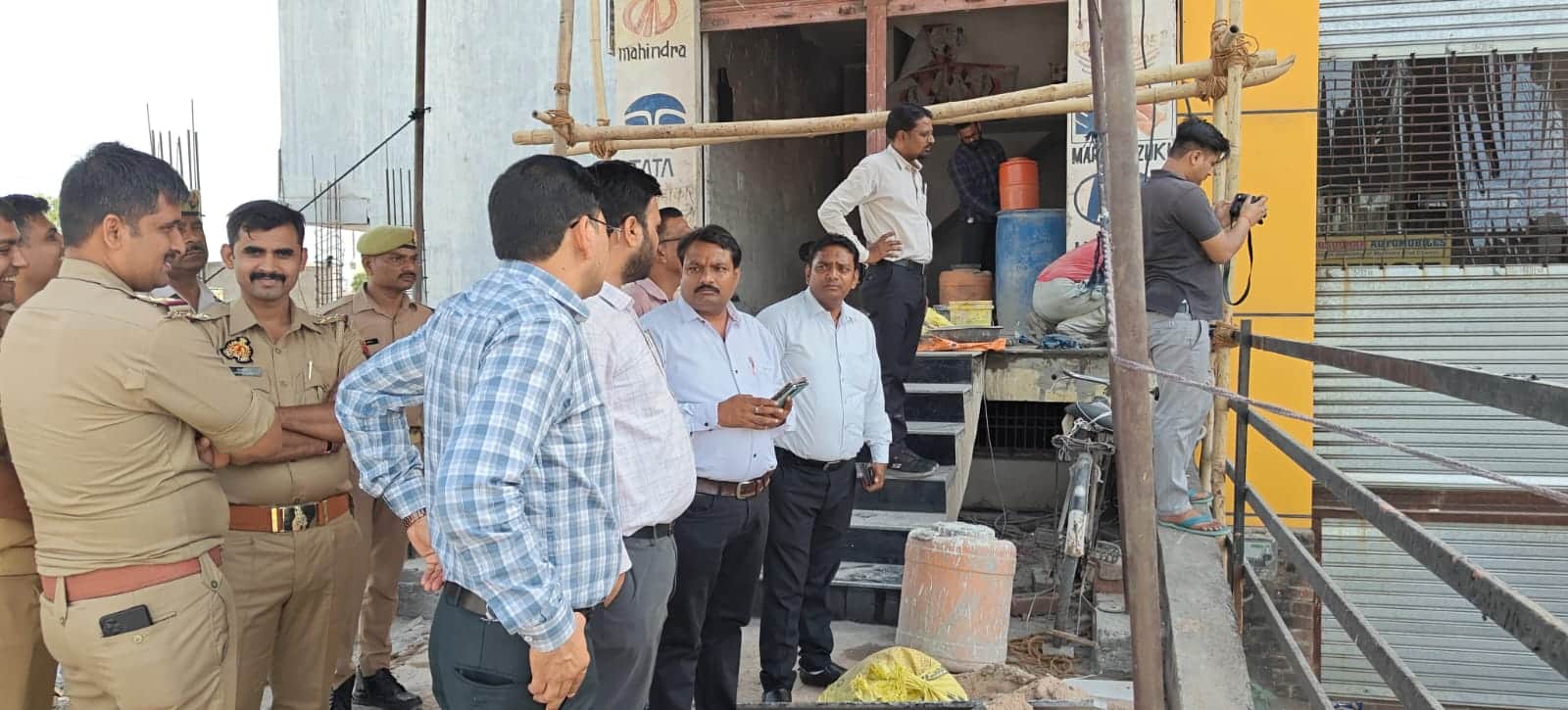 तहसीलदार सदर अजय कुमार पुलिस फोर्स के साथ कार शोरूम के सीज की कार्रवाई करते हुए। स्रोत विभाग