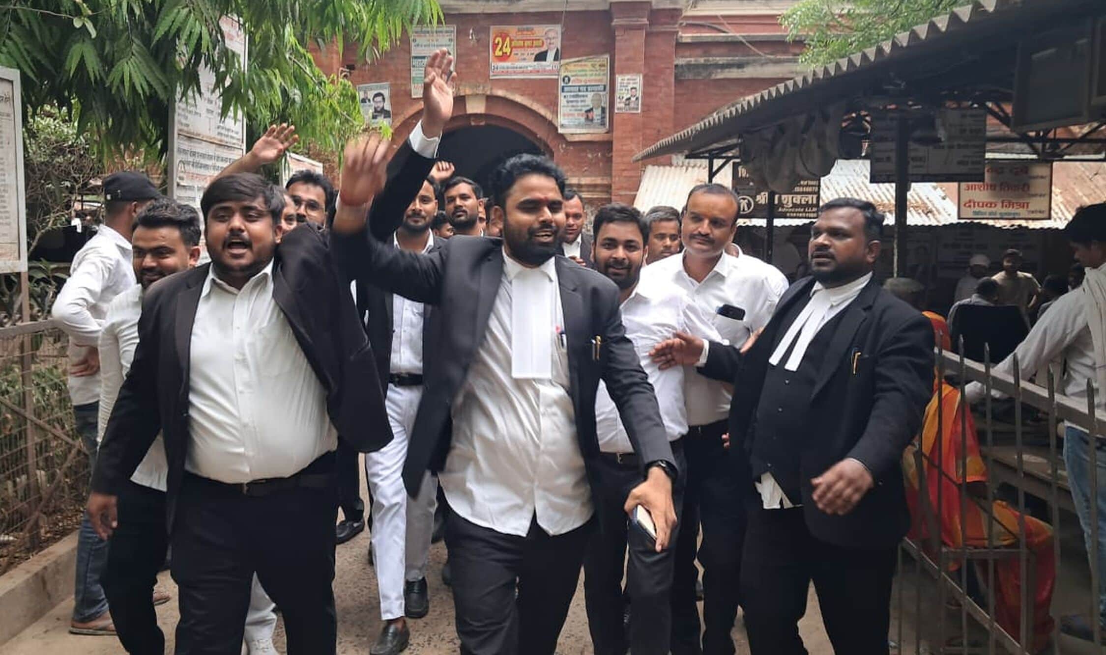दीवानी न्यायालय परिसर में प्रदर्शन करते अधिवक्ता।-स्रोत सोशल मीडिया