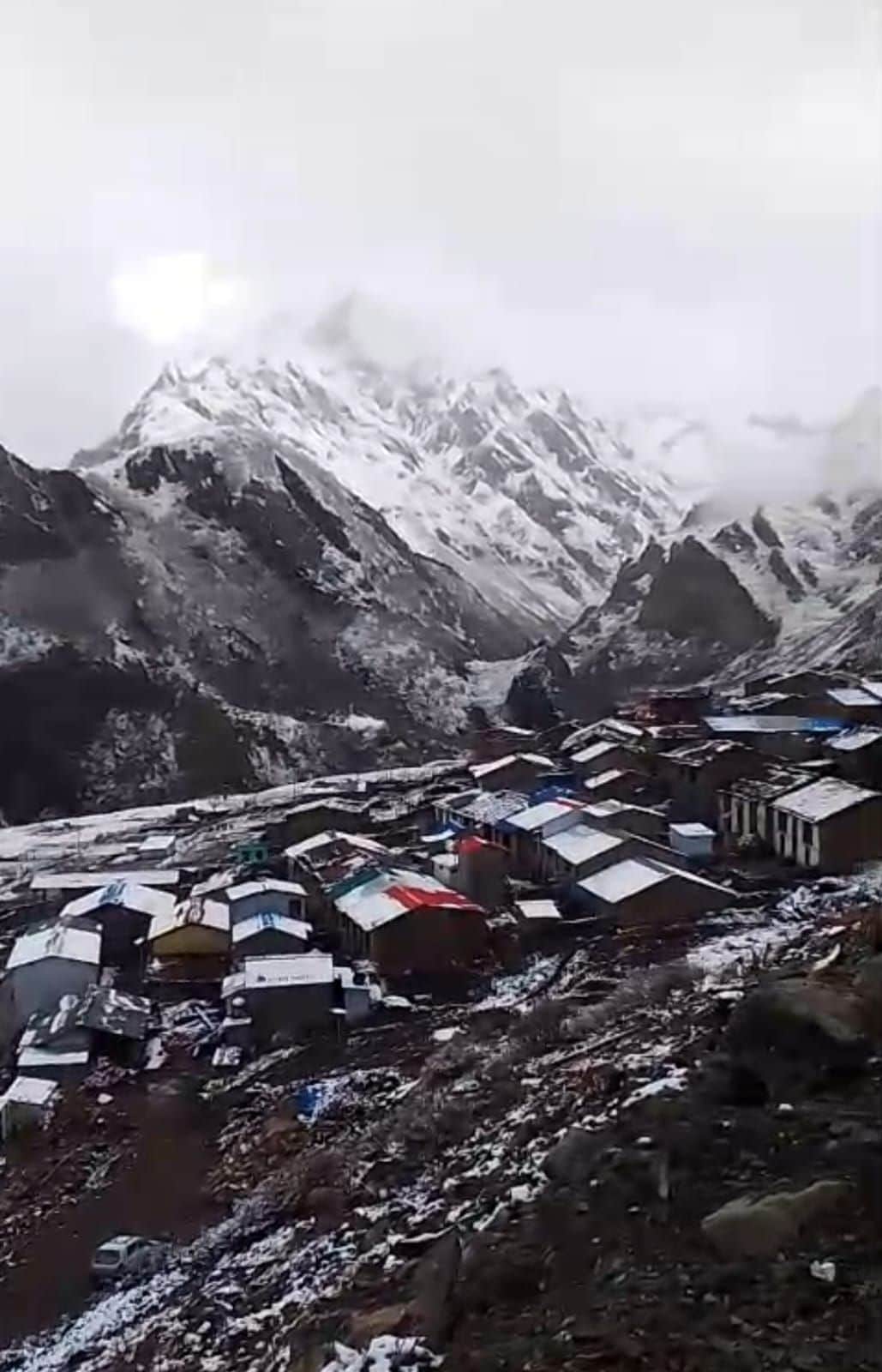 व्यास घाटी के कुटी गांव में हुई बर्फबारी। स्रोत : जागरूक पाठक