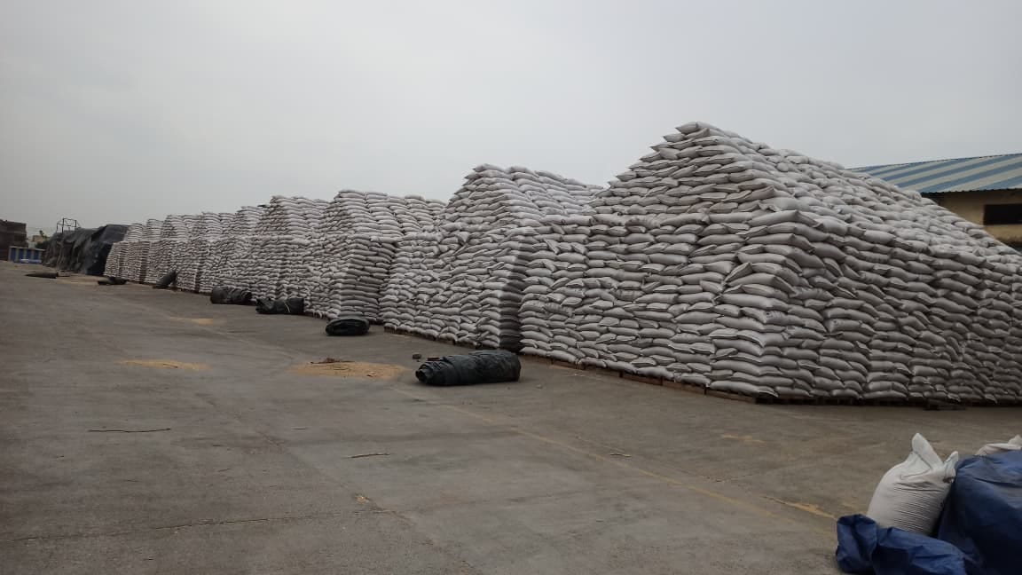 There is no space left in the warehouses to store wheat, 1.5 lakh sacks are lying in the open.