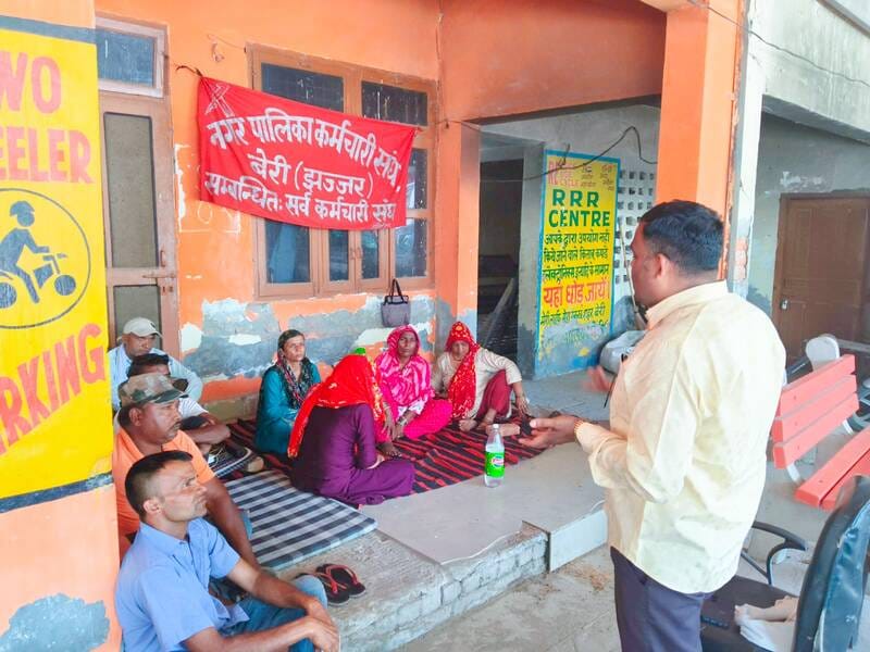 Sanitation workers went on strike, city sanitation services came to a standstill