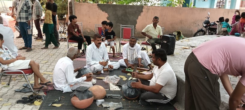 The congregation presented bhajans in Dhand