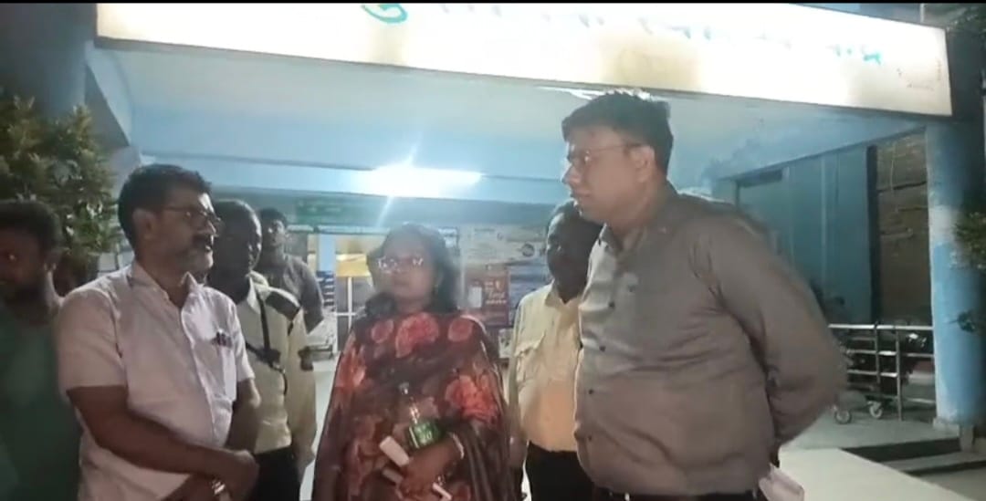 अस्पताल में मौजूद पुलिस अधिकारी