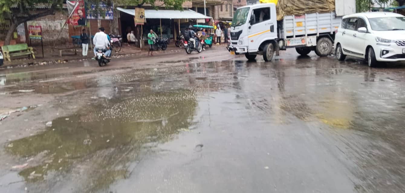 बृहस्पतिवार को सुबह रिमझिम बारिश से मोहनगंज बाजार में सड़क पर भरा पानी। संवाद