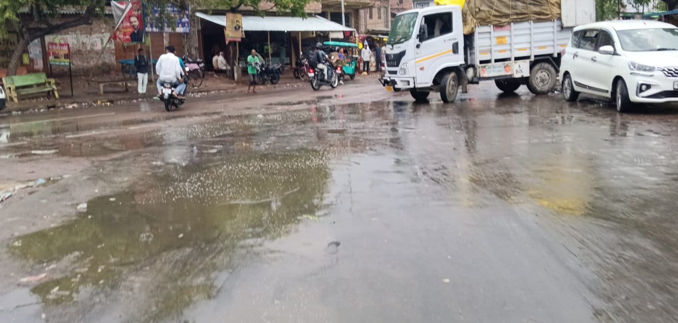 बृहस्पतिवार को सुबह रिमझिम बारिश से मोहनगंज बाजार में सड़क पर भरा पानी। संवाद