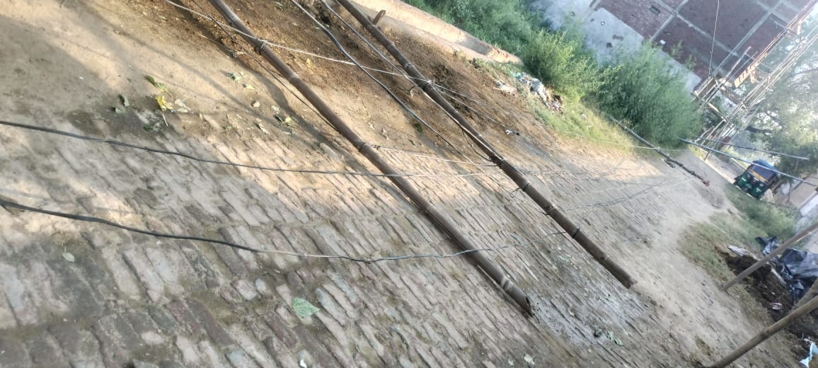 Unipoles fell on the lines of two power stations, supply remained disrupted throughout the night.