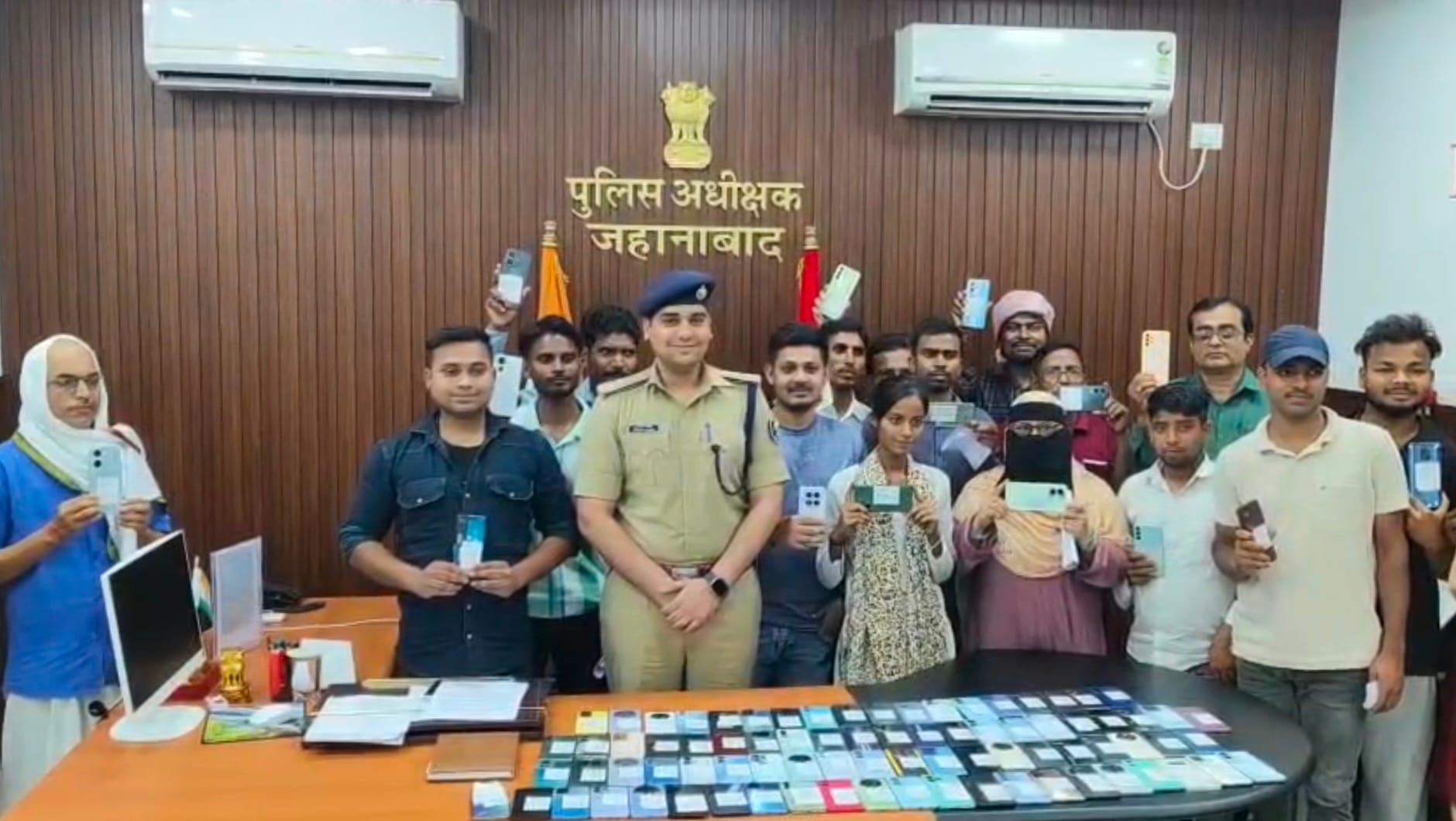 ऑपरेशन मुस्कान के तहत लौटाए गए मोबाइल