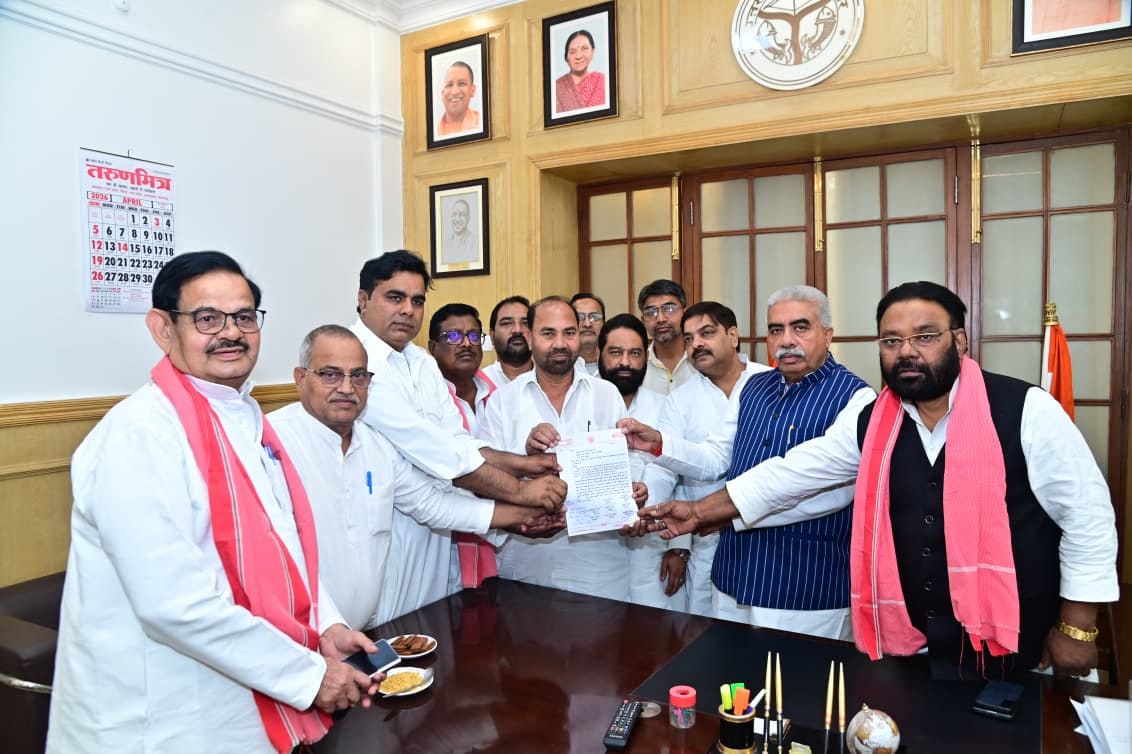 SP MLAs met the Textile Industry Minister on the issue of weavers.