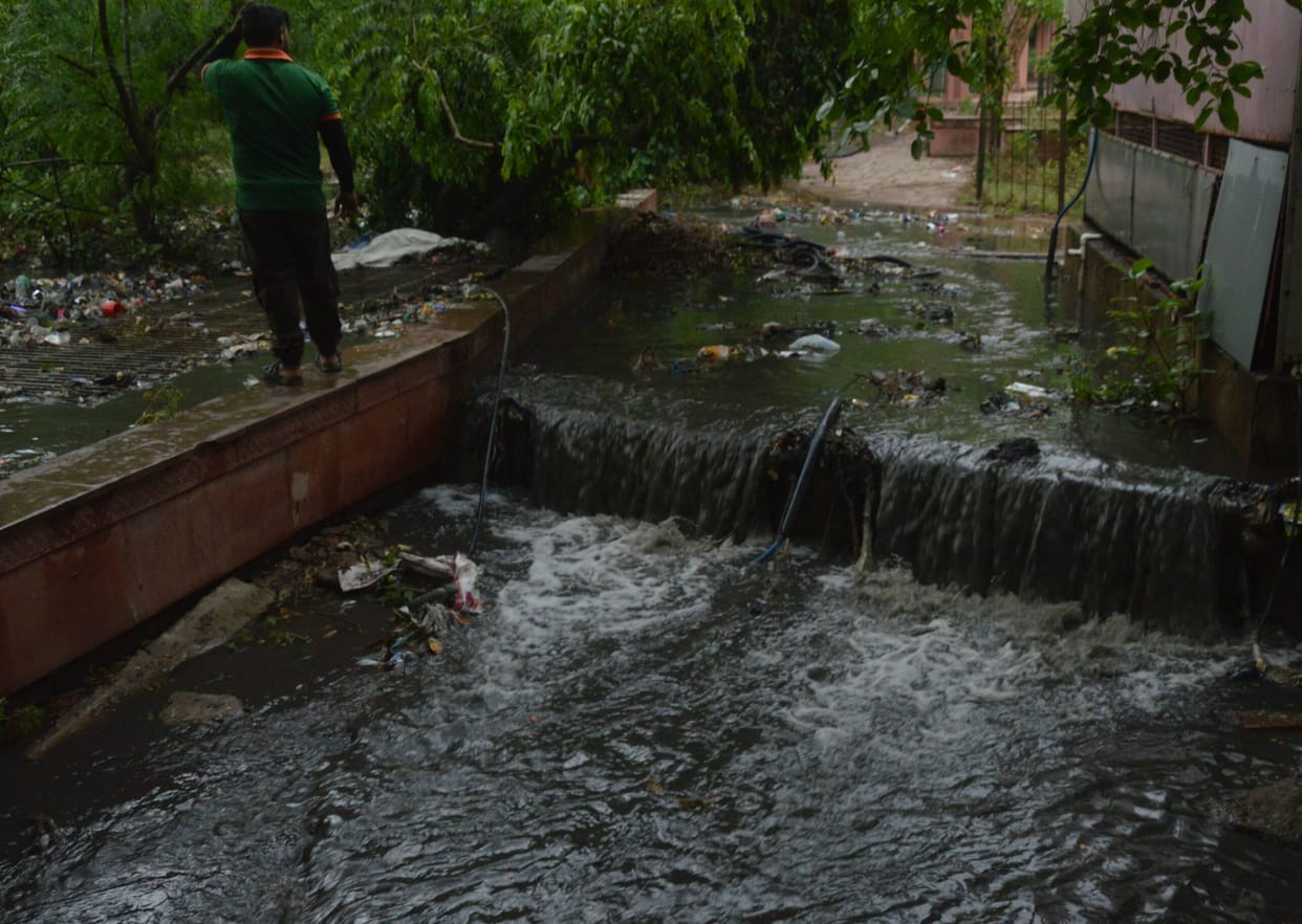 30 crore rupees wasted, drain overflows near Taj