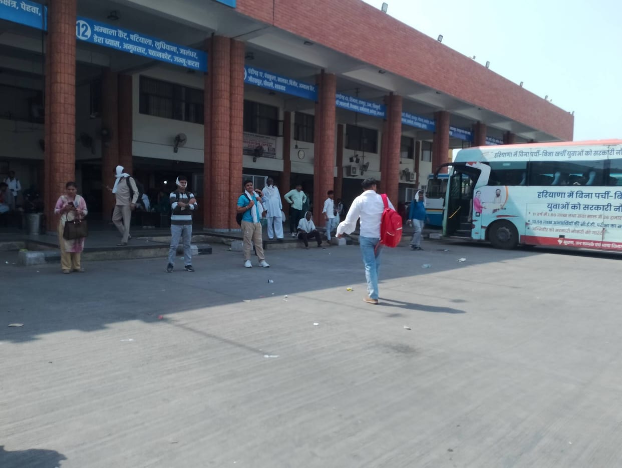 Shortage of buses on Sonipat route, people have to travel in the heat